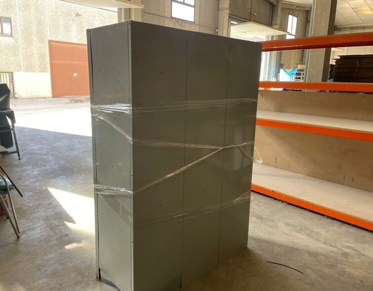 - METAL LOCKERS
